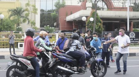 Wartawan Pokja DPRD Surabaya saat membagikan paket handsanitazer kepada masyarakat oengguna jalan, Rabu (01/04/2020)
