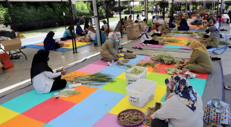 Aktivitas Dapur Umum yang dibuat Pemkot Surabaya untuk menyediakan wedang Pokak dan telur rebus untuk warga Surabaya