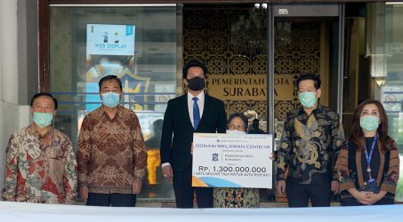 Penyerahan bantuan oleh Mayapada Group kepada Pemkot Surabaya untuk menanggulangi wabah virus corona di Surabaya