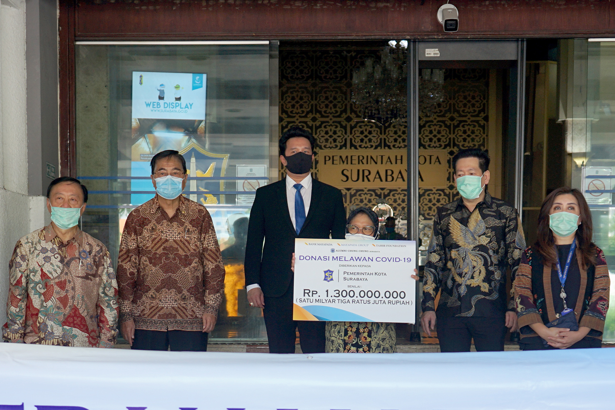 Penyerahan bantuan oleh Mayapada Group kepada Pemkot Surabaya untuk menanggulangi wabah virus corona di Surabaya