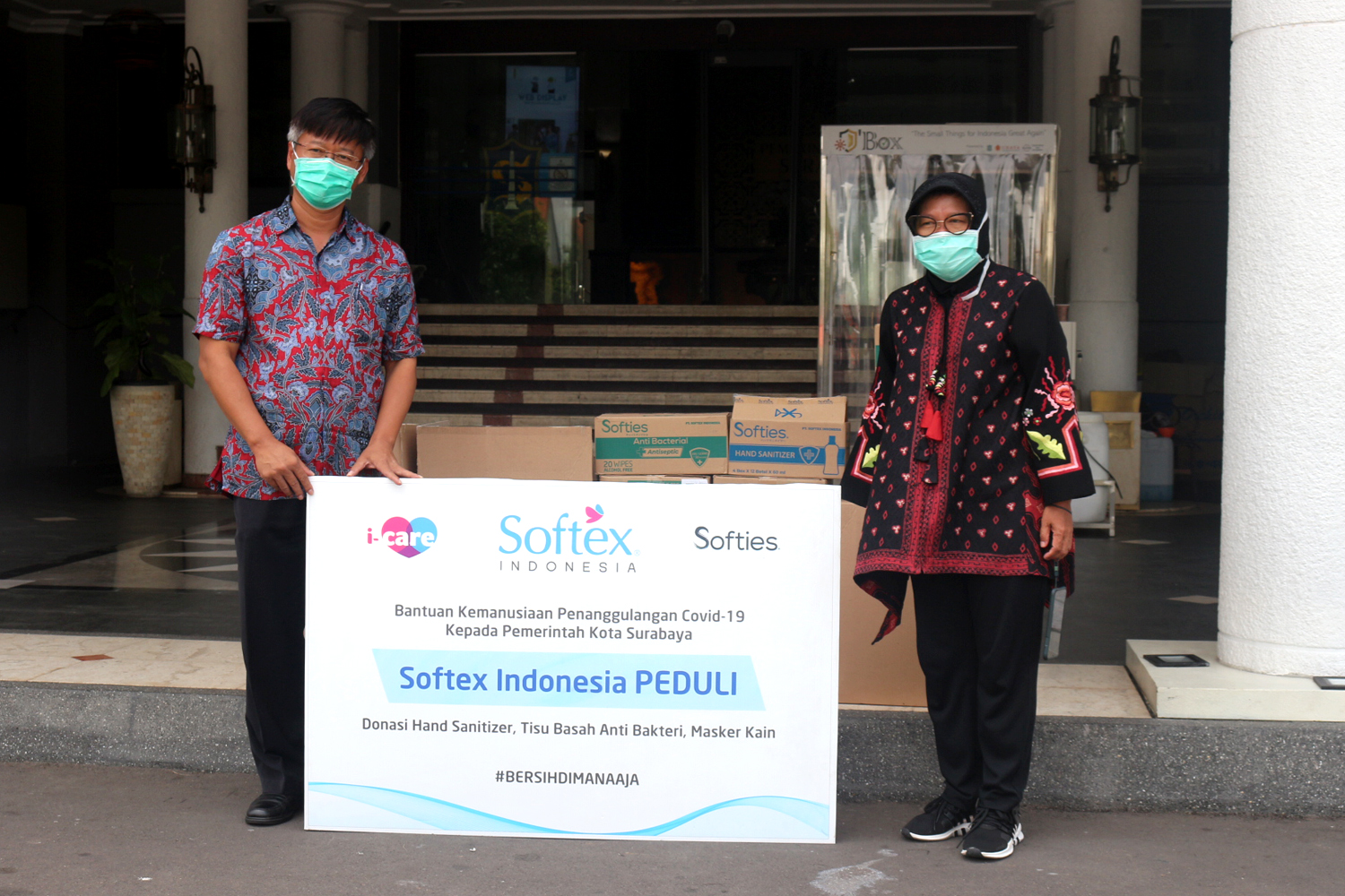 Penyerahan Bantuan - PT Softex Indonesia secara simbolis memberikan bantuan yang diterima oleh wali kota Surabaya Tri Rismaharini di balai kota Surabaya Rabu (15/04/2020)
