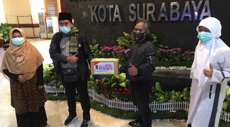 DPD PKS Surabaya saat menyerahkan Bantuan Masker kepada Awak Media Kamis (01/04/2020)