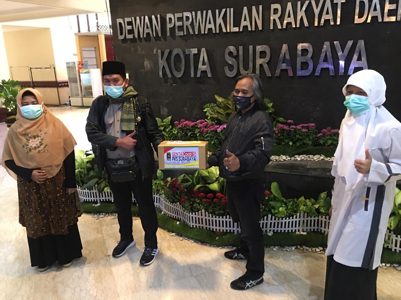 DPD PKS Surabaya saat menyerahkan Bantuan Masker kepada Awak Media Kamis (01/04/2020)