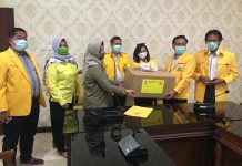 Anggota Fraksi Golkar DPRD Surabaya secara simbolis menyerahkan bantuan APD kepada Pemkot Surabaya