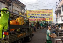 Pemasangan spanduk pemberitahuan oleh pihak kecamatan dikawasan Pasar PPI