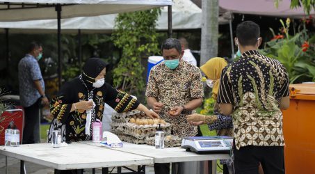 Wali Kota Surabaya Tri Rismaharini saat membantu menyiapkan telor rebus di dapur umum yang ada di taman Surya