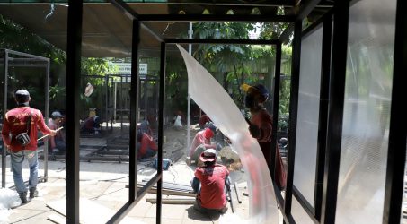 PEMBUATAN BILIK- Pemkot Surabaya terus membuat bilik sterilisasi untuk ditempatkn di tempat umum