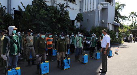 Petugas Penyemprotan disinfektan saat mendapat pengarahan di depan balai kota Surabaya beberapanwaktu lalun