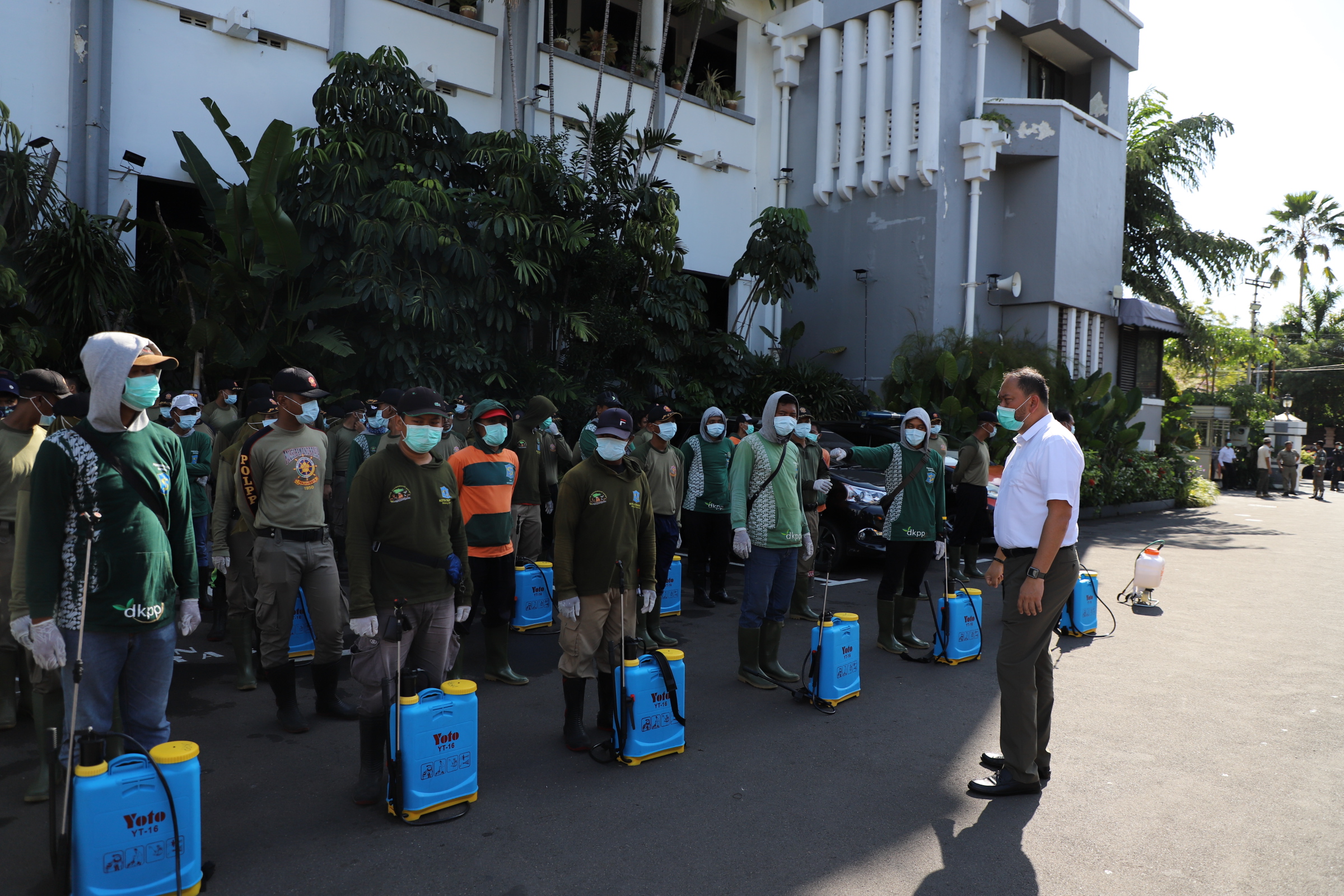 Petugas Penyemprotan disinfektan saat mendapat pengarahan di depan balai kota Surabaya beberapanwaktu lalun