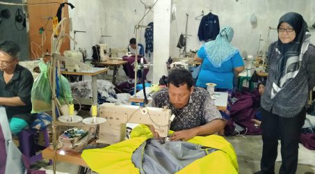 Pemberdayaan - Pemerintah Kota Surabaya melalui program peberdayaan memberdayaakan UMKM di kota Surabaya untuk membuat APD dan Masker