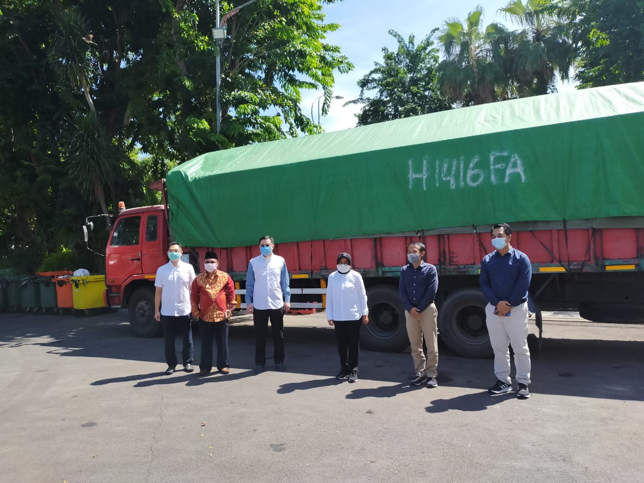 Penyerahan 20 ton beras oleh YPHB ke Pemkot Surabaya