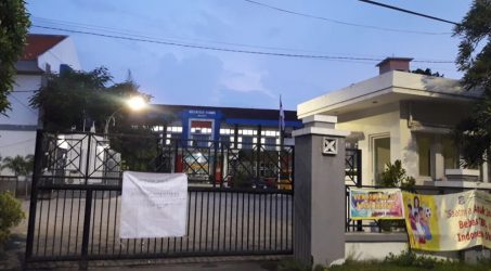 Kantor kecamatan Tandes yang ditutup sementara waktu