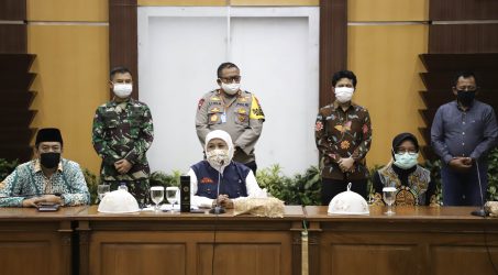 Bahas PSBB- Gubernur Jawa timur Khofifah indarparawangsa saat memimpin rapat dengan tiga kepala daerah Surabaya rayarapat di grahadi