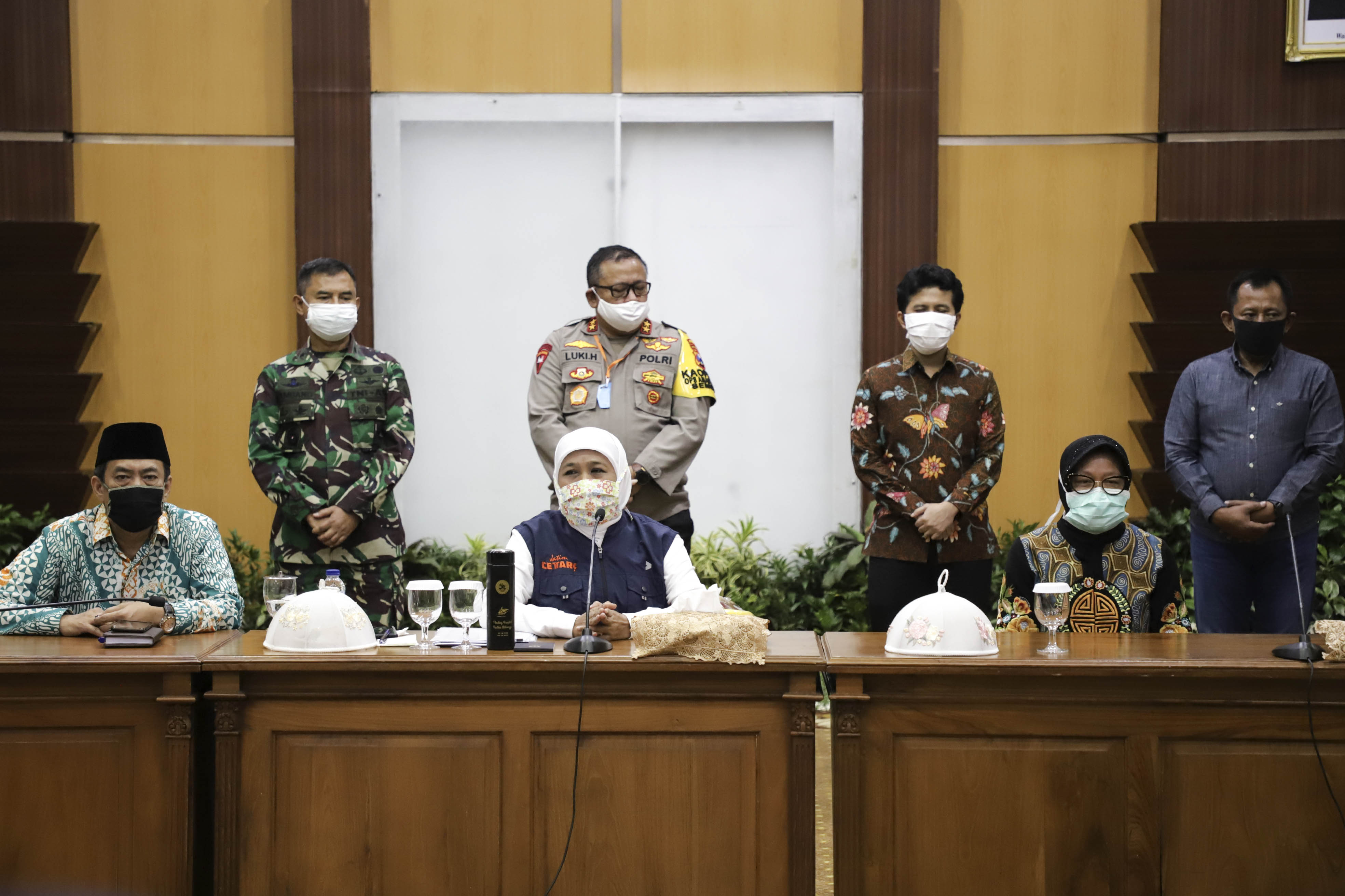 Bahas PSBB- Gubernur Jawa timur Khofifah indarparawangsa saat memimpin rapat dengan tiga kepala daerah Surabaya rayarapat di grahadi