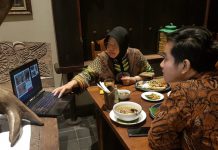 Wali Kota Surabaya Tri Rismaharini saat bersiskusi dengan gibran