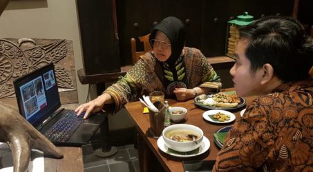 Wali Kota Surabaya Tri Rismaharini saat bersiskusi dengan gibran 