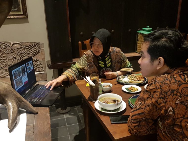 Wali Kota Surabaya Tri Rismaharini saat bersiskusi dengan gibran