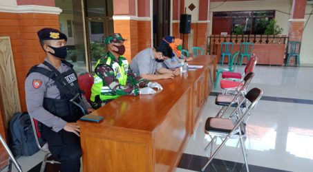 Anggota TNI-Polri Pantau Penyaluran BST Di Lamongan