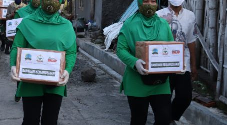 Pengurus Persit KCK Cabang XIX Brigif Mekanis 6 Divif 2 Kostrad Bagikan Sembako