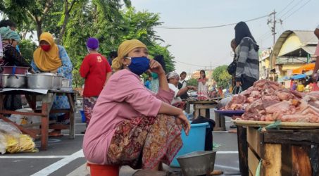 Terapkan Aturan Jaga Jarak, Pasar Pegirian Gunakan Jalan Nyamplungan untuk Berjualan selama Masa PSBB tahap III