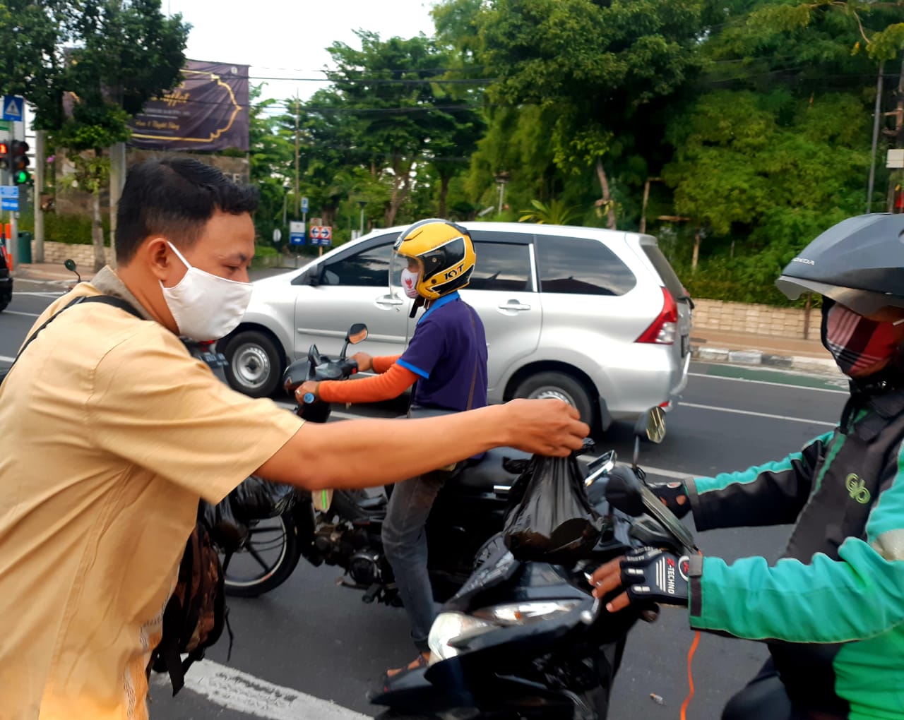 Pembagian Masker dan Takjil oleh Pokja DPRD Surabaya