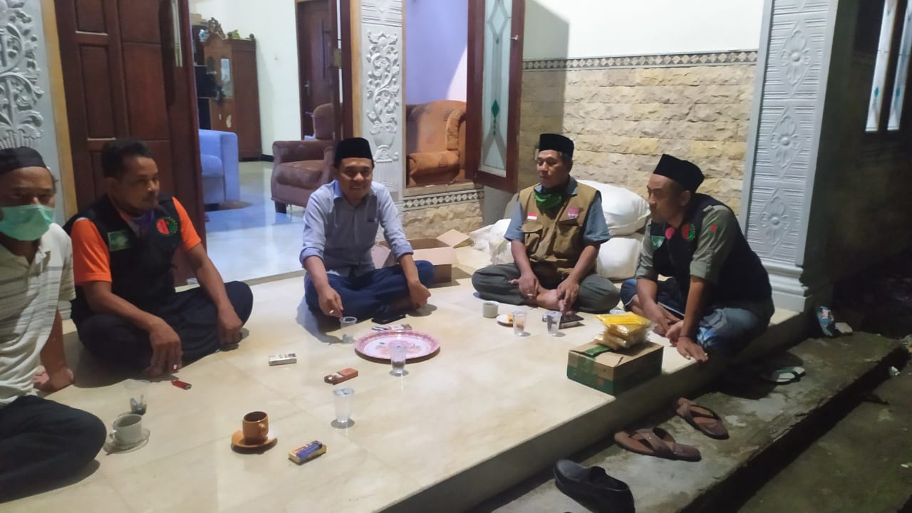 Wadul - Ketua Fraksi Golkar Arief Fathoni saat menerima sejumlah toko masyarakat gunung Anyar