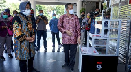 IT Telkom saat mendemonstrasikan salah satu alat canggih hasil karyanya dihadapan wali Kota Surabaya Tri Rismaharin Rabu (13/05/2020)