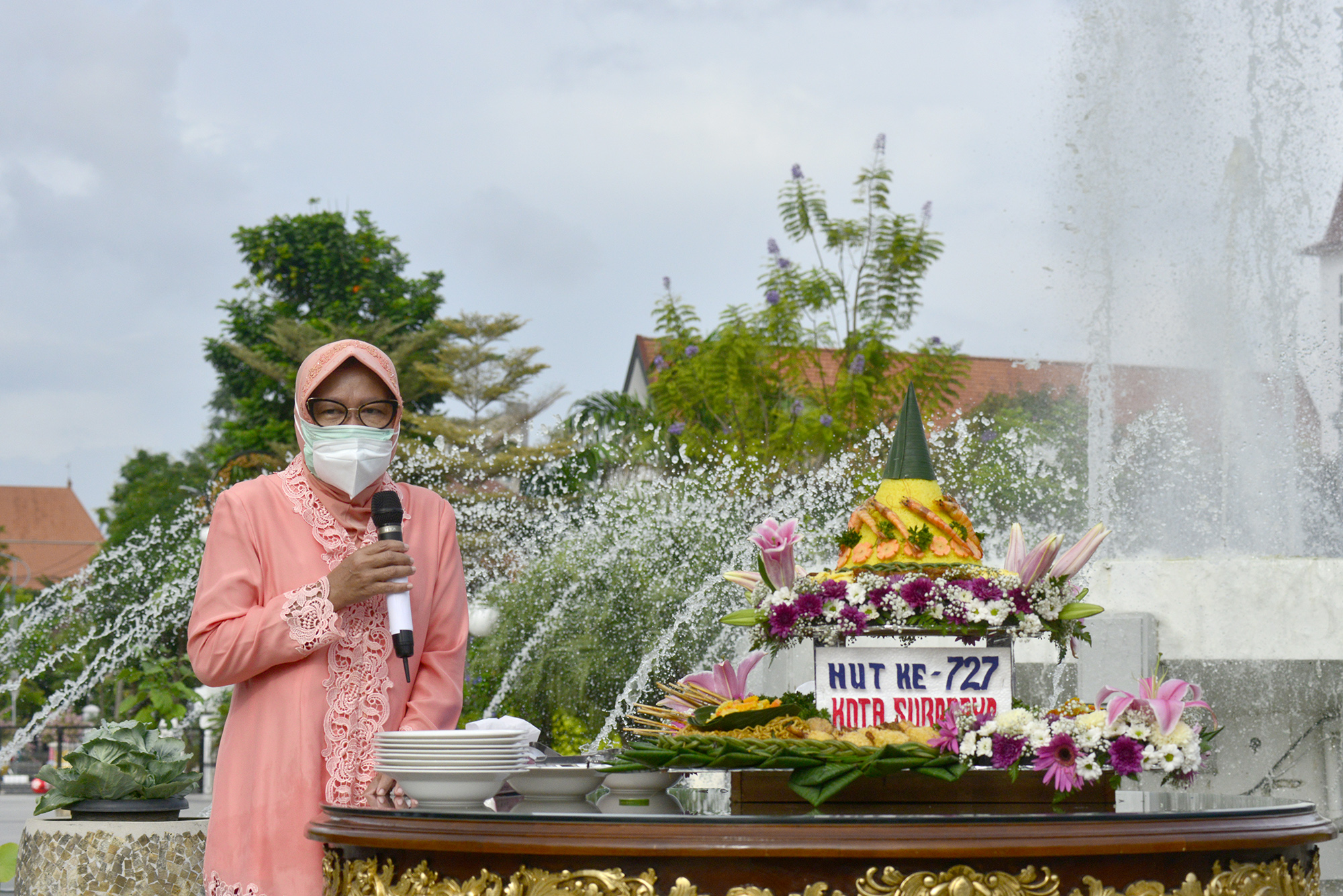 Wali Kota Surabaya, Tri Rismaharini saat prosesi potong tumpeng dalam peringtan HJKS ke 727