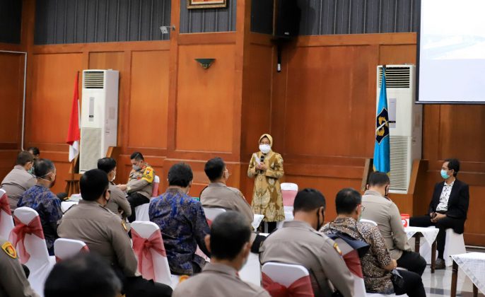 Wali kota surabaya Tri Rismaharini saat Rapat Evaluasi digedung sawunggaling Surabaya