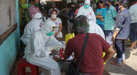 Petugas Dinas Kesehatan Kota Surabaya saat menggelar Rapid test dipasar Simo
