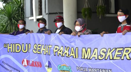 Risma Semringah Dapat Bantuan 10 Ribu Masker Merah Putih dari Ari Lasso