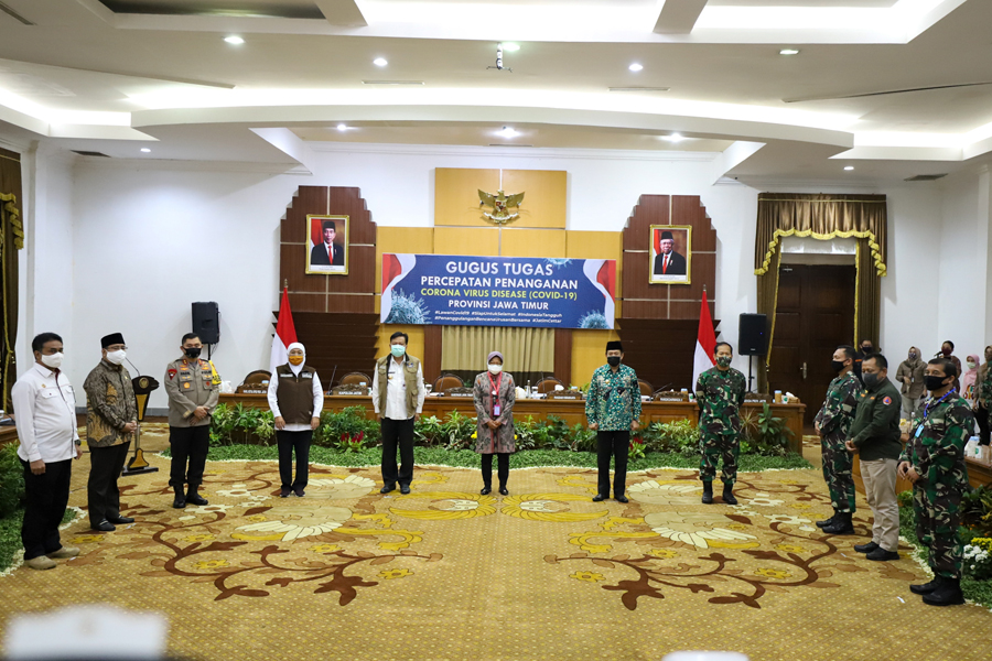 Wali Kota SUrabaya Tri Rismaharini saat menandatangani Komitmen Bersama di Pemprov Jatim
