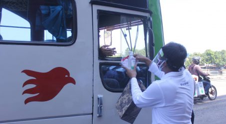 Bagikan Hand Sanitizer dan Sabun Cair Gratis, Cara Pemkot Dorong Masyarakatnya Terapkan Protokol Kesehatan   