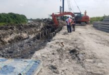 Proses pembangunan tanggul di Sungai Kali Lamong