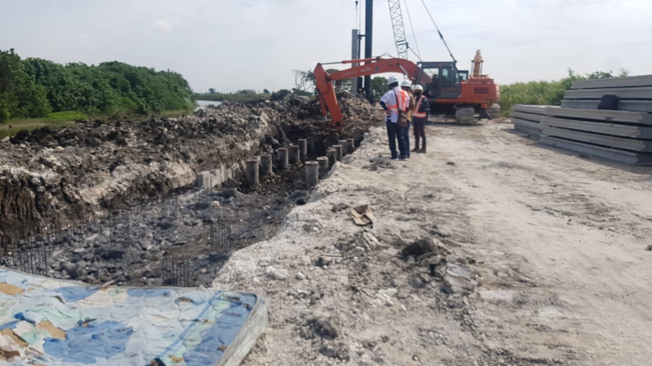 Proses pembangunan tanggul di Sungai Kali Lamong