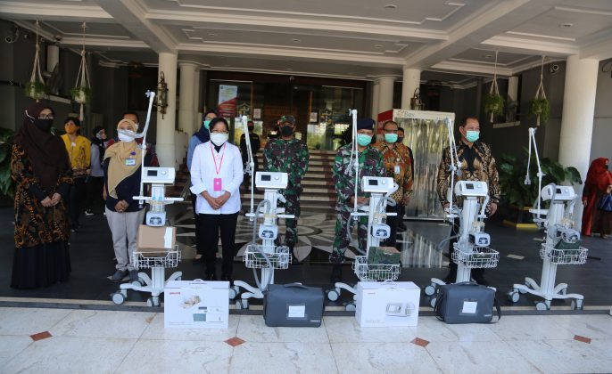 Penyerahan sembilan Ventilator ke rumah sakit di Surabaya