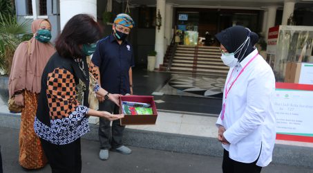 Beri Perhatian Khusus pada Anak, Pemkot Surabaya Terima Ribuan Masker dari UNAIR dan UNICEF