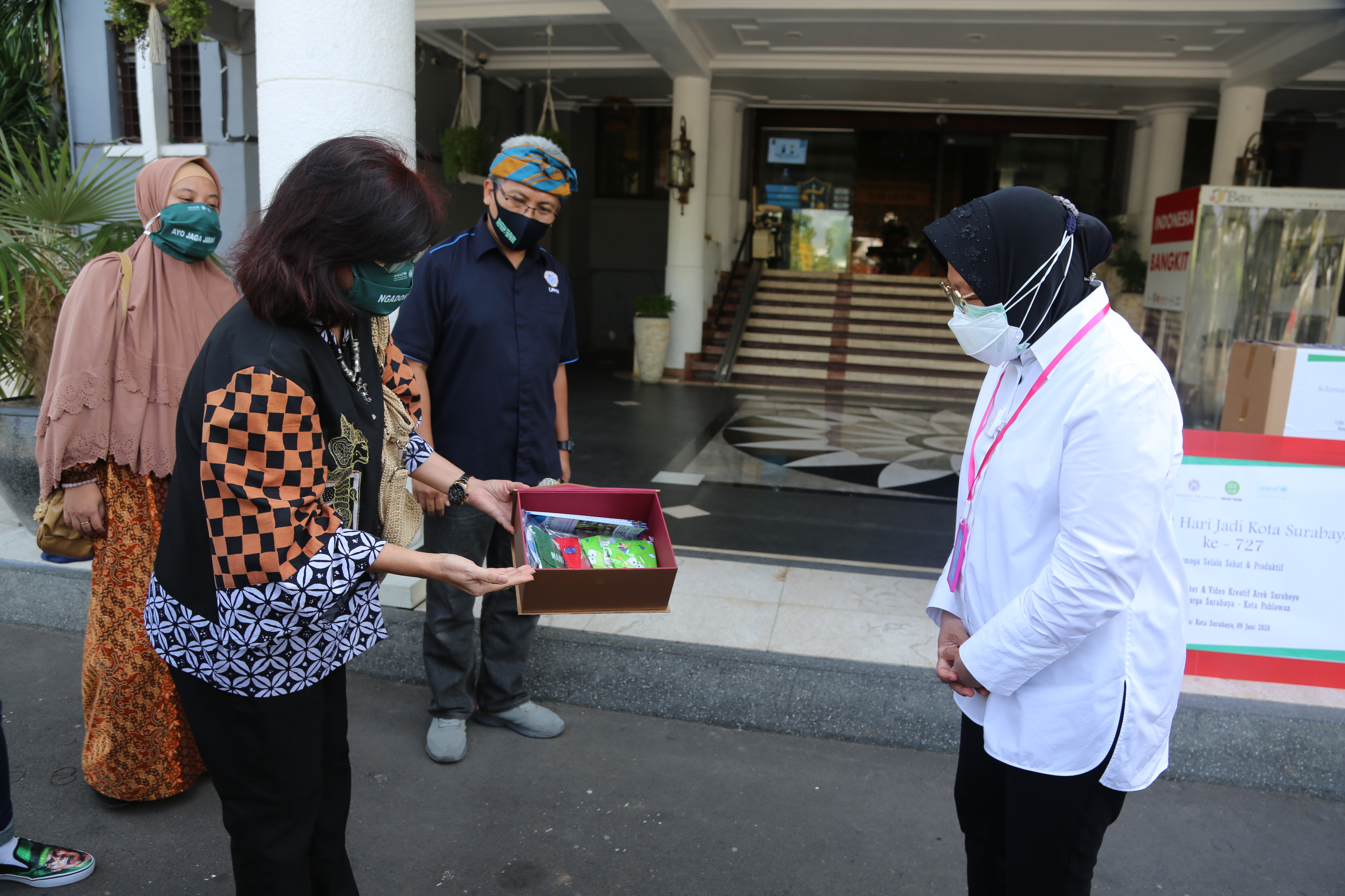 Wali kota Surabaya, Tri Rismaharini saat menerima secara simbolis masker khusus untuk anak- anak dari UNICEF