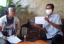 Adi Sutarwijono menunjukkan blangko pendataan coklit oleh petugas KPU Surabaya