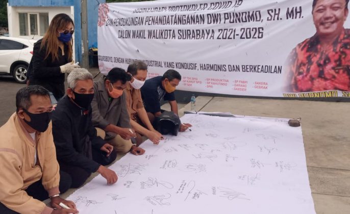 Kalangan serikat buruh dan pekerja saat menggelar aksi sejuta tanda tangan untuk memdorong Dwi Purnomo maju menjadi bacawawali di pilkada Surabaya desember mendatang