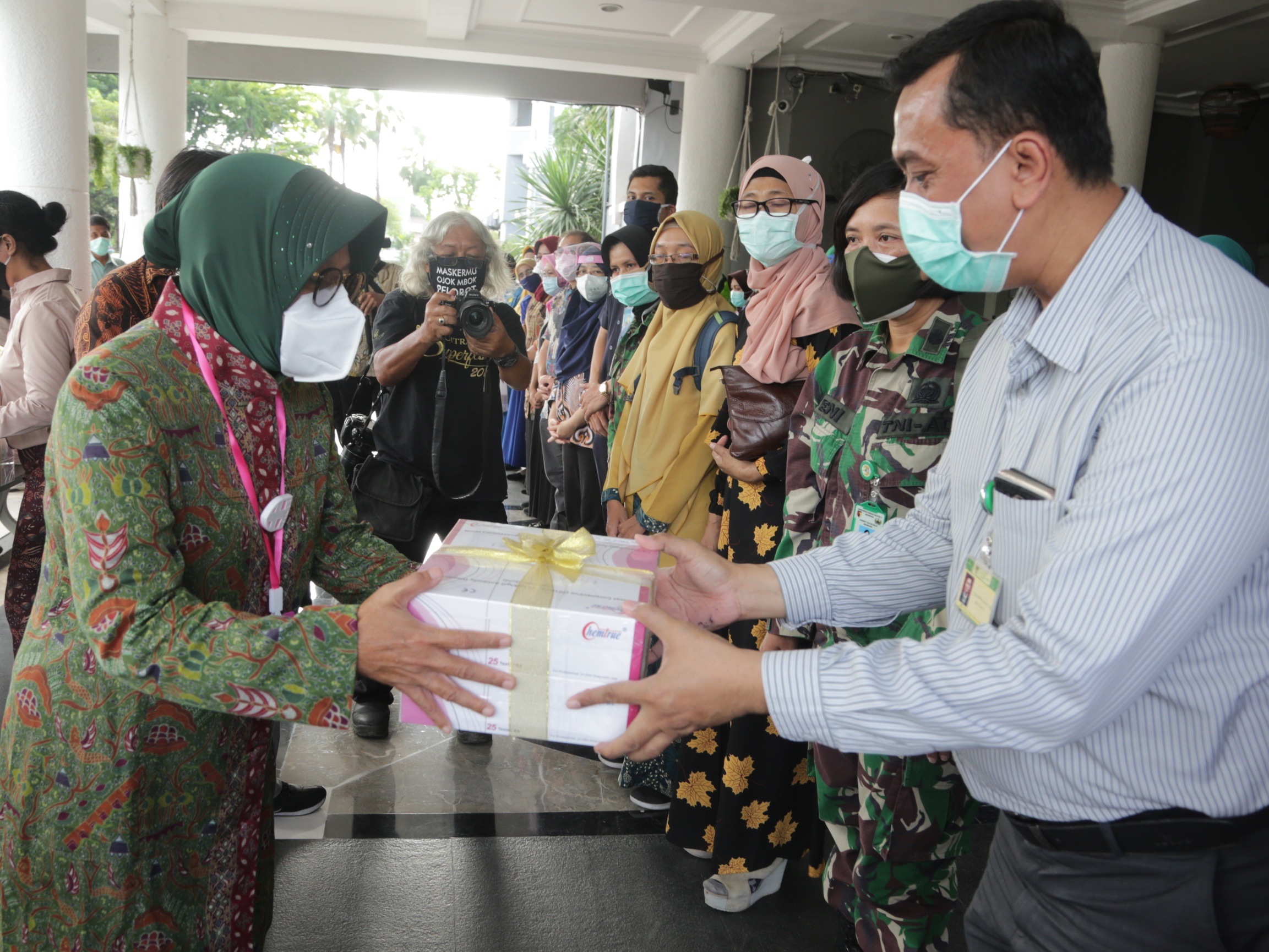 Wali kota Surabaya, Tri Rismaharini saat menyerahkan rapid test kepada perwakilan rumahsakit di Surabaya, Rabu (08/07)