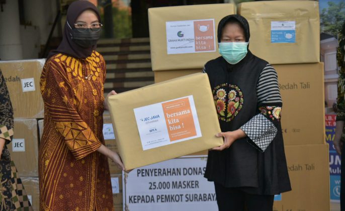 Wali Kota Surabaya Tri Rismaharini saat menerima bantuan ribuan masker dari swasta