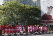 Relawan Eri saat menggelar aksi dukungan di Surabaya