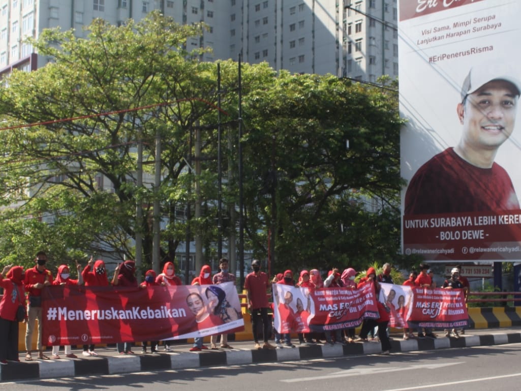 Relawan Eri saat menggelar aksi dukungan di Surabaya