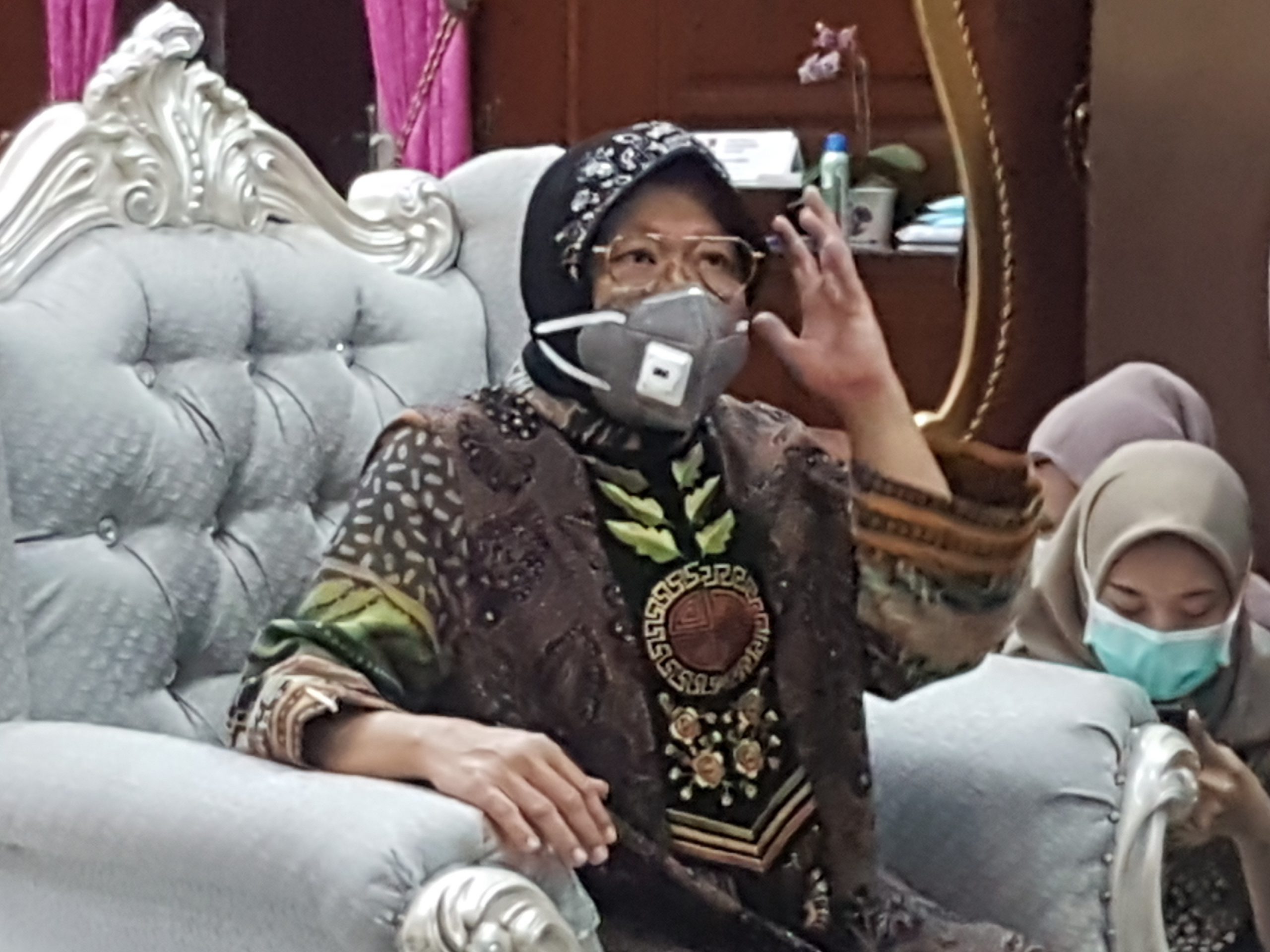 Wali kota Surabaya Tri Rismaharini saat menggelar junpa pers di kediaman