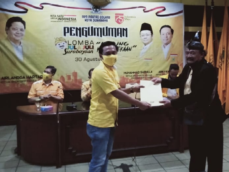 Ketua DPD Golkar Surabaya, Arif Fathoni saat pengumuman pemenang lomba julajuli