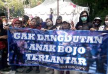 Suarakan hak - Para pekerja seni di Surabaya menyuarakan tuntutannya agar walu kota melakukan revisi perwali 33 di balai kota rabu (05/08)