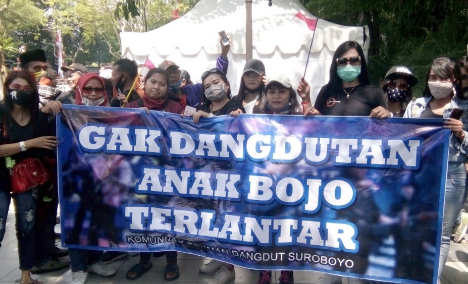 Suarakan hak - Para pekerja seni di Surabaya menyuarakan tuntutannya agar walu kota melakukan revisi perwali 33 di balai kota rabu (05/08)