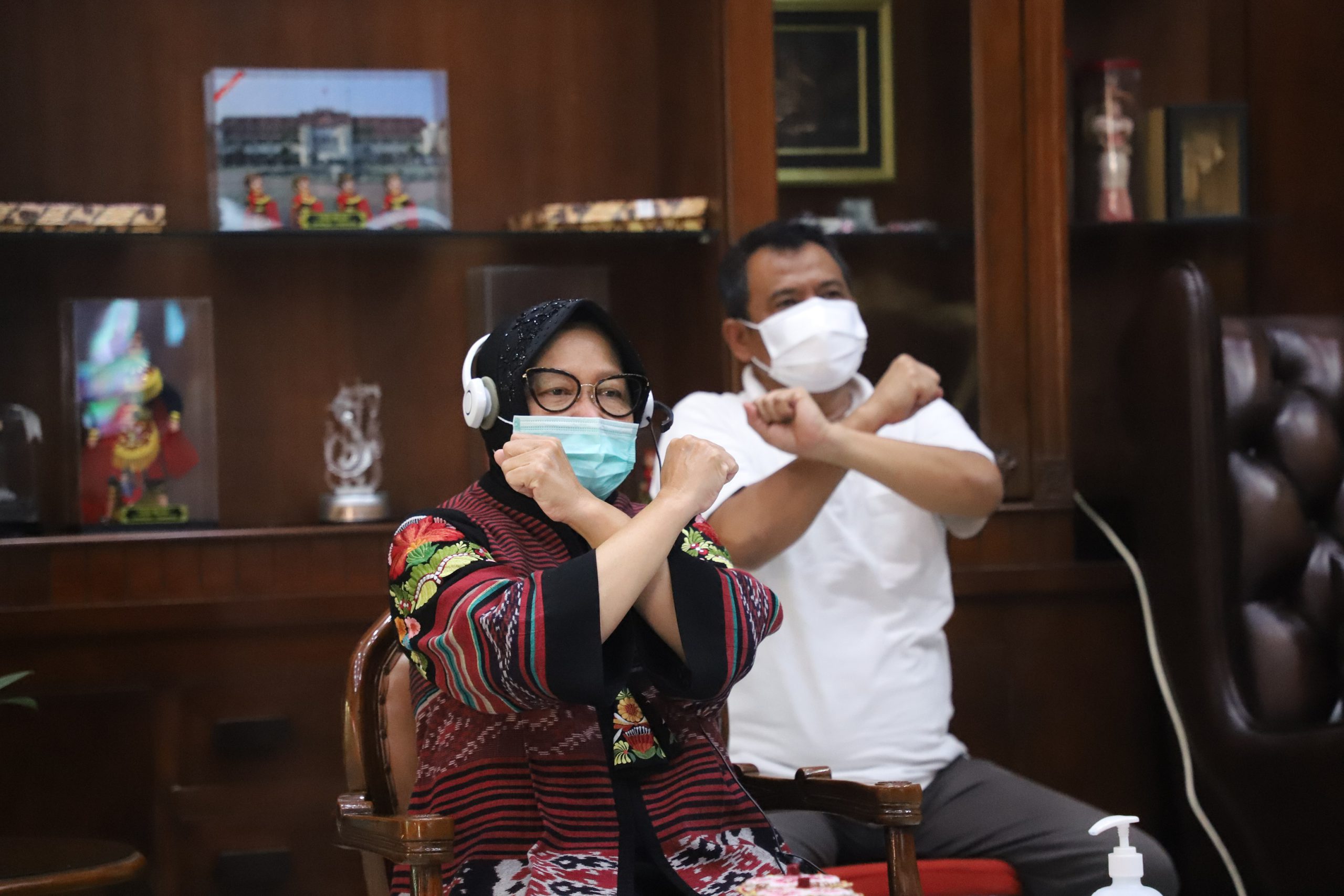 Wali Kota Suraaya Tri Rismaharini bersama Kadispendik Surabaya Soepomo saat memerikan Pembekalan kepada guru SD