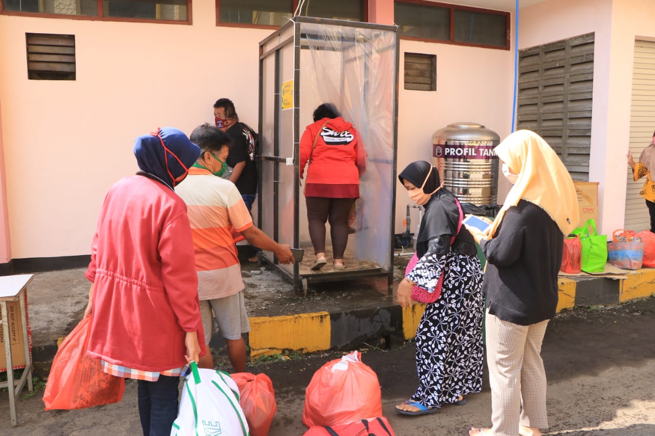 sembuh - para penyintas covid-19 yang dinyatakan sembuh dan boleh pulang tengah melakukan sterilisasi dibilik sebelum meninggalkan Asrama Haji beberapa waktu lalu